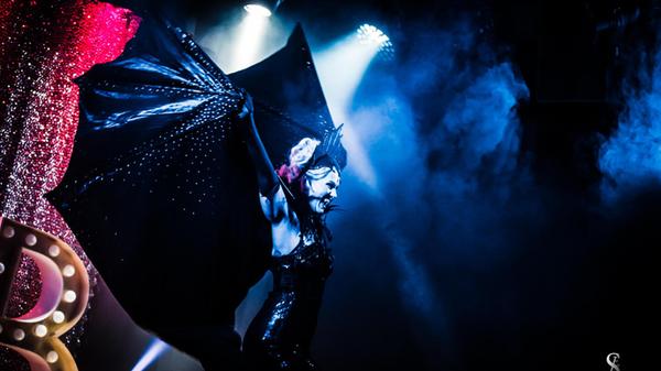 Tänzerin Rose Rainbow: Vampire Act. Mehr über die Faszination Burlesque erfahren Sie in unserem intimen Gespräch mit Tänzerin "Kinky Minsky" von der Roten Bühne unter nordbayern.de/Podcasts.