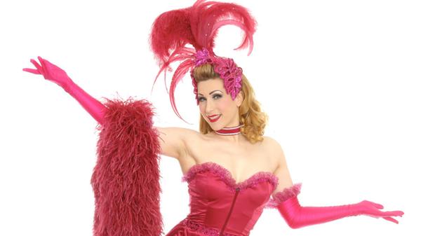 Tänzerin Dixie Dynamite. Mehr über die Faszination Burlesque erfahren Sie in unserem intimen Gespräch mit Tänzerin "Kinky Minsky" von der Roten Bühne unter nordbayern.de/Podcasts.
