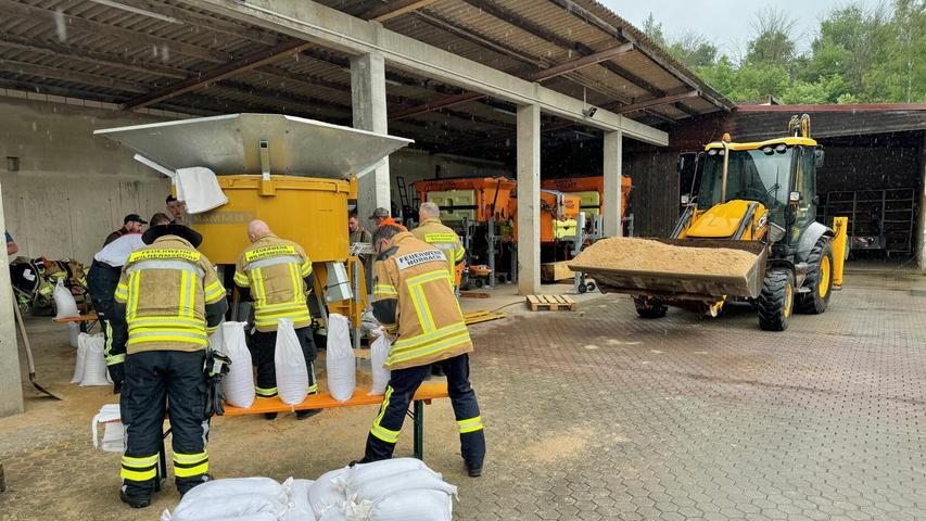 Die Freiwilligen Feuerwehren aus Wilhermsdorf, Keidenzell und Horbach befüllen Sandsäcke.