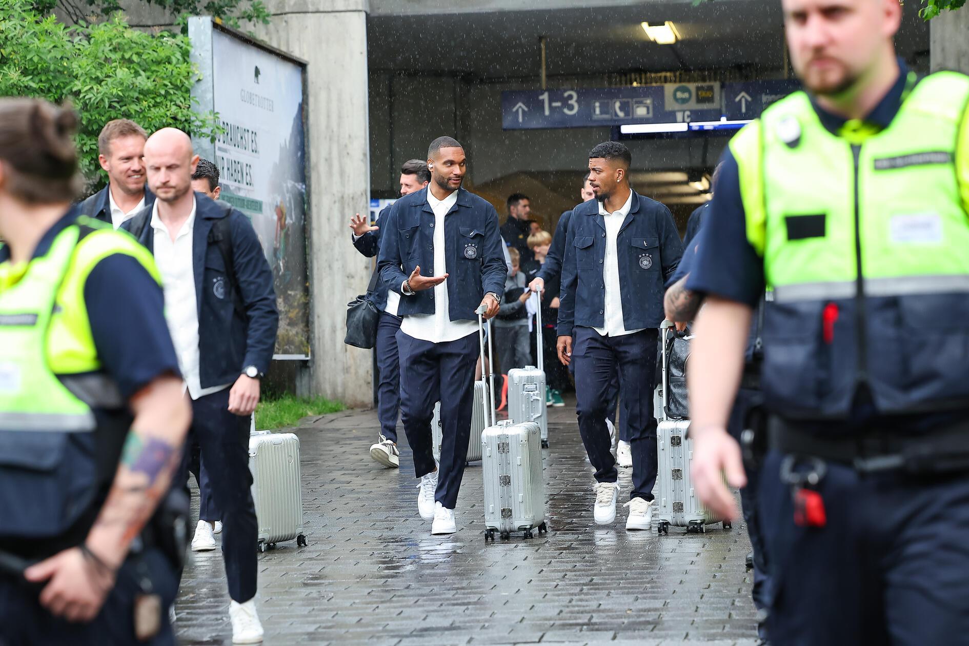 Die Nationalspieler Jonathan Tah (Mitte l.) und Benjamin Henrichs (Mitte r.) bei der Ankunft am Bahnhof in Erlangen.