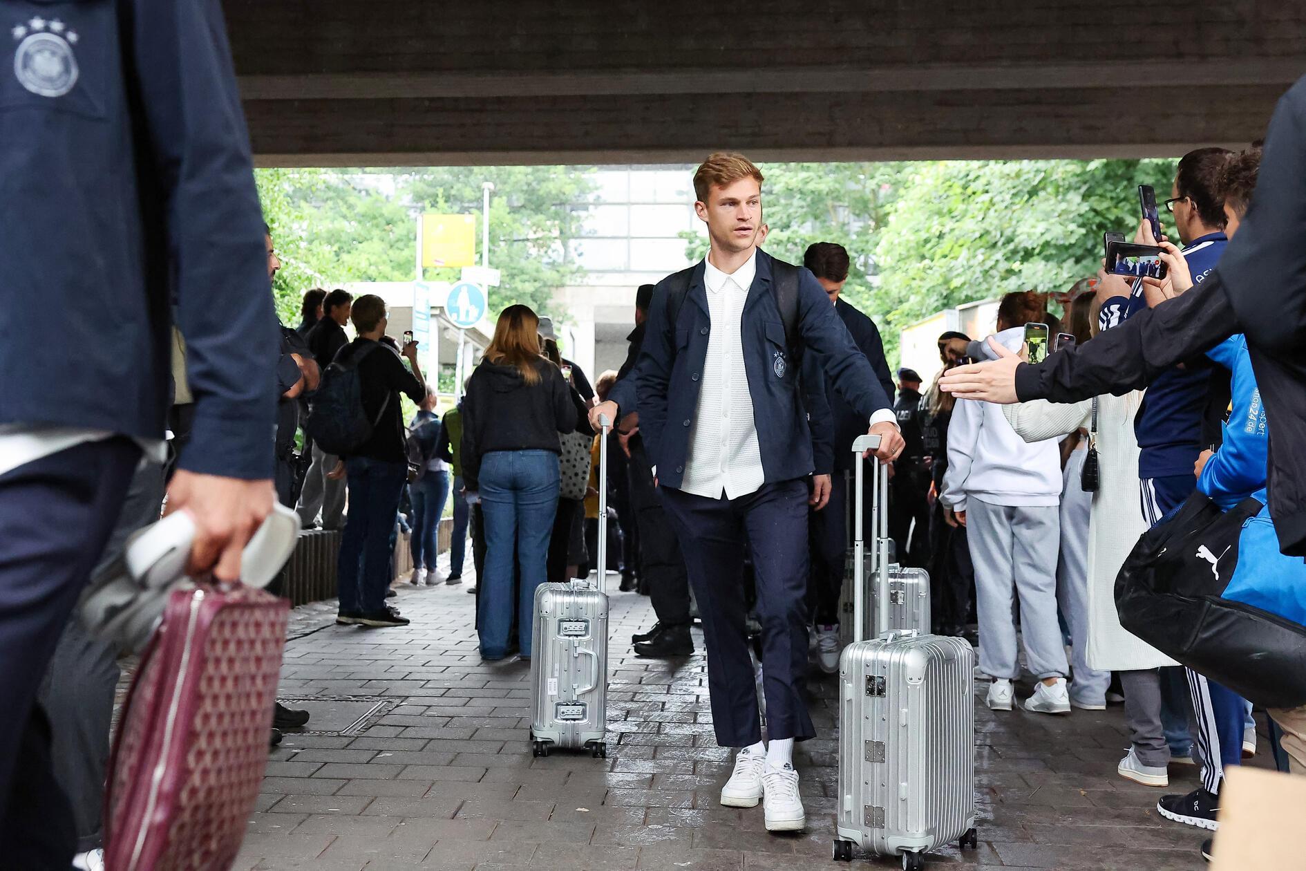 Nationalspieler Joshua Kimmich (Mitte) wird bereits von den Fans erwartet.