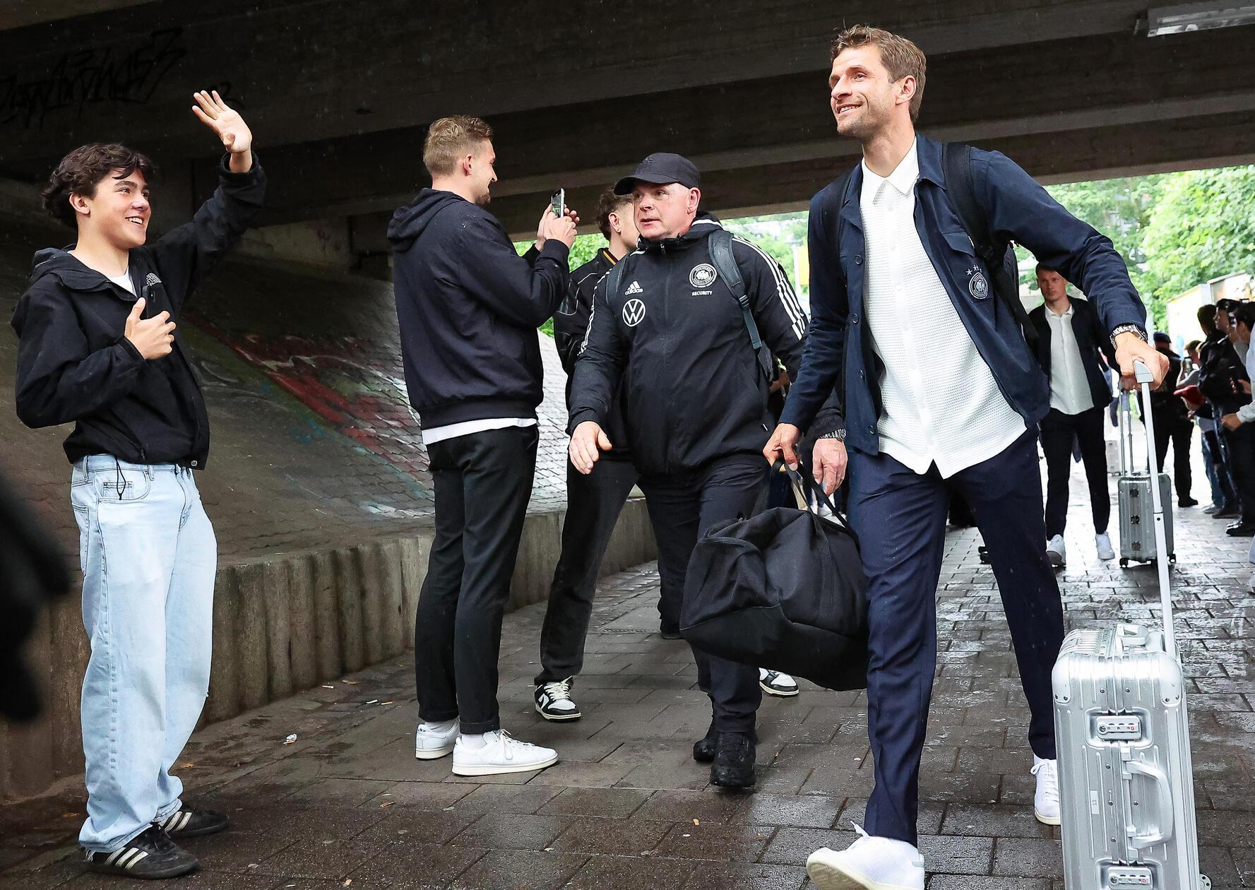 Nationalspieler Thomas Müller schreitet in Erlangen beschwingt an den Fans vorbei.