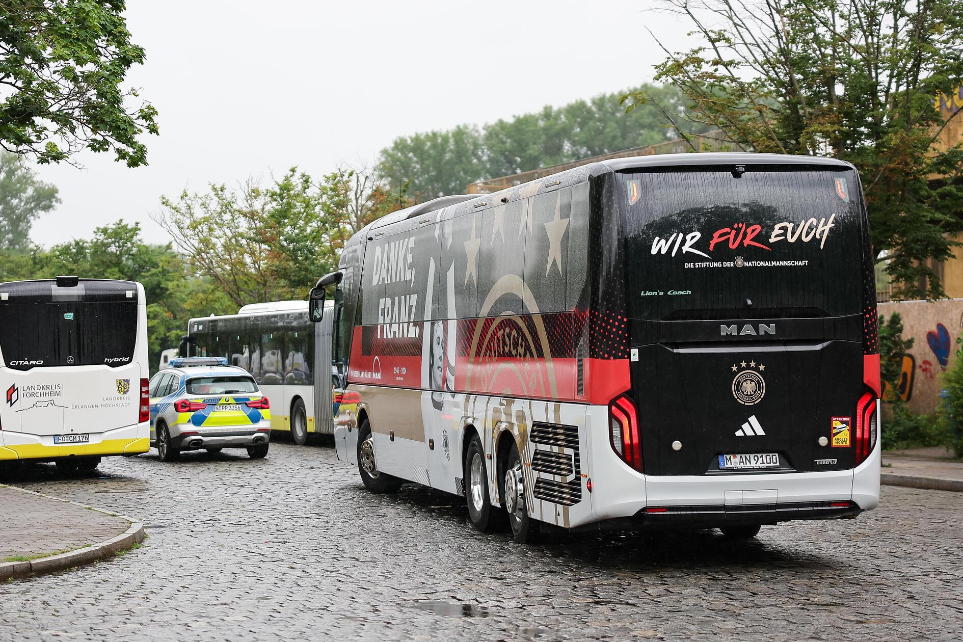 Hier verlässt der Bus der deutschen Nationalmannschaft den Busbahnhof.