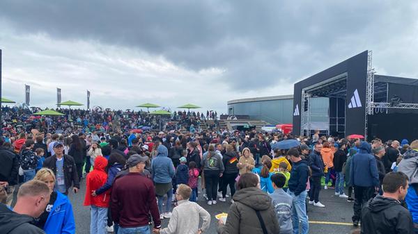 Das große Fan-Event findet dann an der Piazza vor dem Adidas-Outlet in Herzogenaurach statt. Trotz des Regenwetters warten dort zahlreiche Menschen auf die Nationalmannschaft.