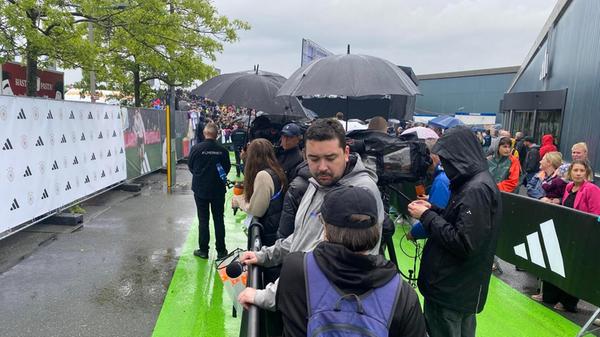 Die Fans warten auf die Stars, um Selfies und Autogramme ihrer Lieblingsspieler zu ergattern.