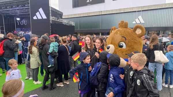 Fotos mit den Maskottchen sind vor allem unter den kleinsten Fans beliebt.