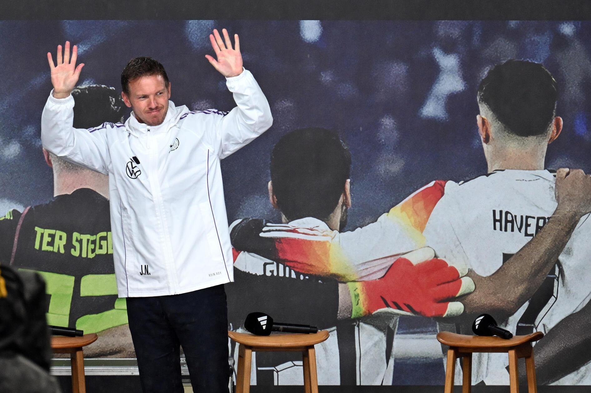 Deutschlands Bundestrainer Julian Nagelsmann steht auf der Bühne und grüßt Fans.