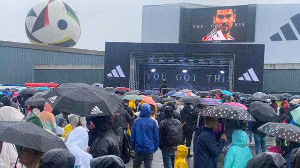 Bis zum Ende der EM wird die Nationalmannschaft nun in Herzogenaurach residieren - wohl zum vorletzten Mal, denn dann läuft der Vertrag mit Ausstatter adidas aus.