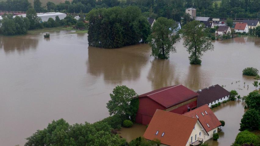 Die Hochwasserlage in Bayerisch-Schwaben ist weiter akut. In Dinkelscherben im Landkreis Augsburg steht ein Großteil des Ortes unter Wasser. Straßen und Keller sind geflutet, die Feuerwehr ist im Dauereinsatz. Der Regen hält an, eine Entspannung der Lage ist also nicht in Sicht.