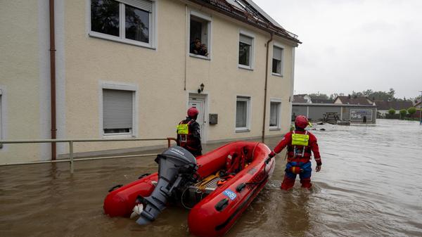 Die Wasserwacht redet mit Anwohnern in Babenhausen, die sich in den ersten Stock retteten. Gerade im Unterallgäu sind die Wasserstände gefährlich hoch.