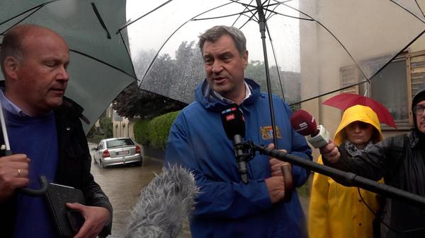 Teile von Diedorf in Bayerisch-Schwaben mussten bereits am Samstag evakuiert werden, da ein Damm gebrochen ist. Ministerpräsident Markus Söder und Innen- und Katastrophenschutzminister Joachim Herrmann informierten sich deshalb vor Ort. Gemeinsam mit Landrat Martin Sailer besuchten die beiden Politiker das Überflutungsgebiet.