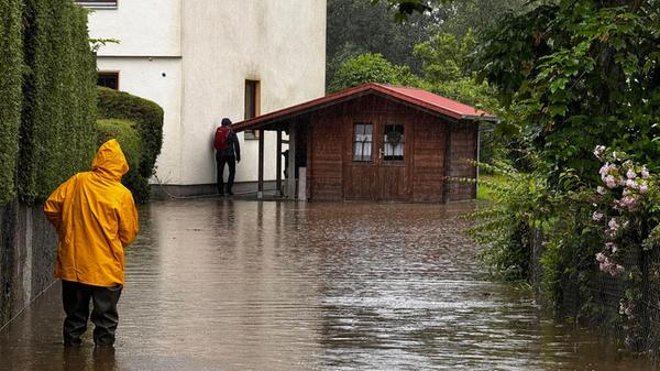 In Bayerisch-Schwaben trat der Fluss Schmutter bereits über die Ufer. Das Wasser droht aktuell, bebautes Gebiet zu fluten. Der Starkregen hält weiter an, die Lage wird sich wohl weiter verschärfen.In Burgwalden (Landkreis Augsburg) brach am Samstagmittag (01.06.2024) ein Damm. In einem Ortsteil von Diedorf laufen aktuell Evakuierungsmaßnahmen, um die Menschen in Sicherheit zu bringen. Die betroffenen Einwohner sollen sich selbstständig in die Schmuttertalhalle begeben. Ministerpräsident Markus Söder und Landesinnenminister Joachim Herrmann sind auf dem Weg in das Katastrophengebiet.