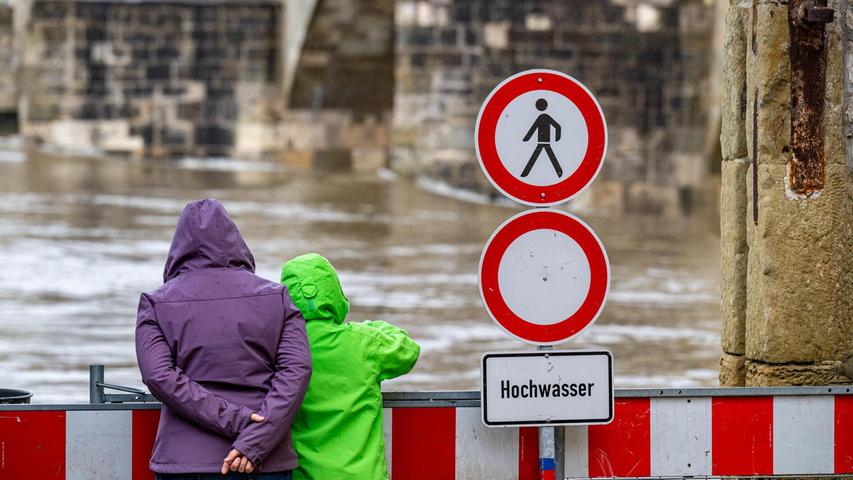 In Regensburg in der Oberpfalz warnt ein Schild warnt an der Steinernen Brücke vor dem Hochwasser der Donau. Nach den ergiebigen Regenfällen der letzten Tage wird Hochwasser erwartet. Auch der Kreis Donauwörth bereitet sich auf den Katastrophenfall vor.