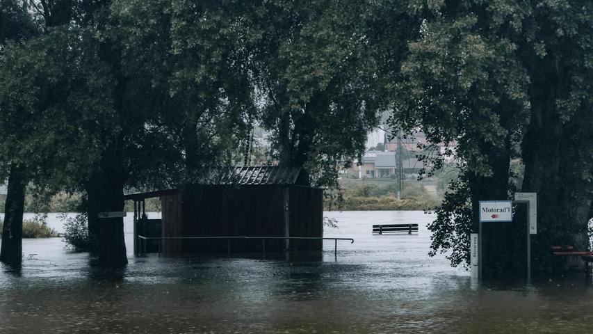 Steigende Hochwasserpegel an der Donau im Landkreis Kelheim auch am Samstagmorgen: Drohnenaufnahmen zeigen, wie die Donau bereits über die Ufer getreten ist. Schilder und Parkplätze am Ufer sind überflutet, der Fluss bahnt sich seinen Weg. Auch am Sonntag ist mit Dauerregen zu rechnen, der den Pegel über das Wochenende weit über Meldestufe vier treiben soll.