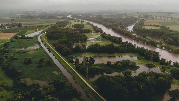 Drohnenaufnahmen zeigen, wie die Donau im Landkreis Kehlheim, hier Neustadt an der Donau, bereits am Samstag über die Ufer getreten ist.