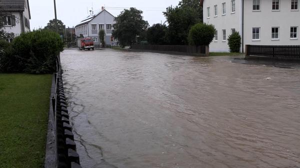 Auch im Landkreis Augsburg in Schwaben kommt es am Samstag bereits zu starken Überflutungen.