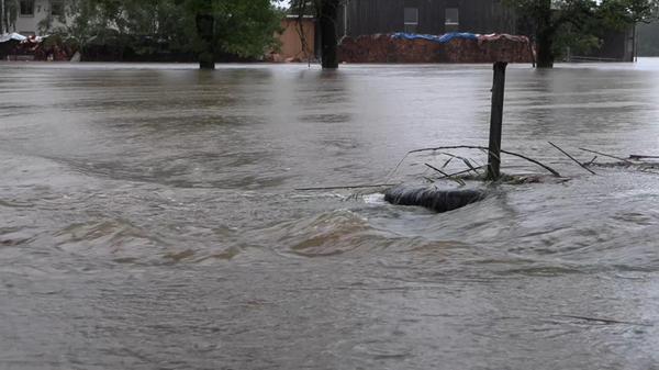 Hier steht das ganze Dorf komplett unter Wasser und gleicht einem reißenden Fluss.