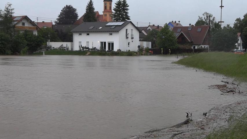 In Gessertshausen (Schwaben) sind die Straßen überschwemmt.