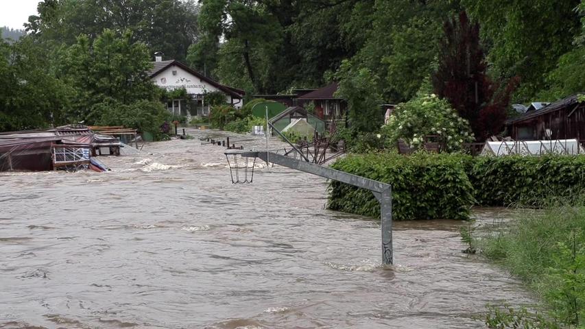 Im Landkreis Günzburg in Schwaben kommt es am Samstag (01.06.2024) ebenfalls zu Überschwemmungen und Hochwasser. Der Ort Krumbach ist stark überflutet.