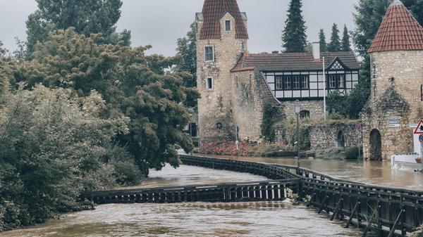 Auch in Neustadt an der Donau (Kreis Kehlheim) baut man bei Heiligenstadt einen mobilen Damm, um Anwohner von den Fluten zu schützen und den Bach Abens umzuleiten. Am Sonntagmorgen trat die Abens in Abensberg deutlich über die Ufer und droht die historische Altstadt zu treffen. Ein mobiler Hochwasserschutz wurde errichtet, der aktuell greift. Die Prognosen sind trotzdem noch sehr unklar, die Anwohner angespannt.