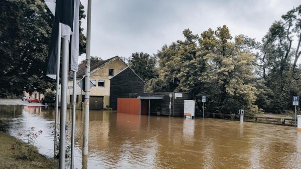 Wie in weiten Teilen Südostdeutschlands ist auch an der Donau mit einem dramatischen Anstieg des Pegels erwartet. Im Landkreis Kelheim wurde in der Nacht Meldestufe 4 überschritten. Damit ist der Fluss innerhalb von 24 Stunden alle Meldestufen durchlaufen. Da der Fluss droht, Straßen und eine Tankstelle fluten könnte, wurde ein neuer Kiesdamm von Kräften der Feuerwehr errichtet.1