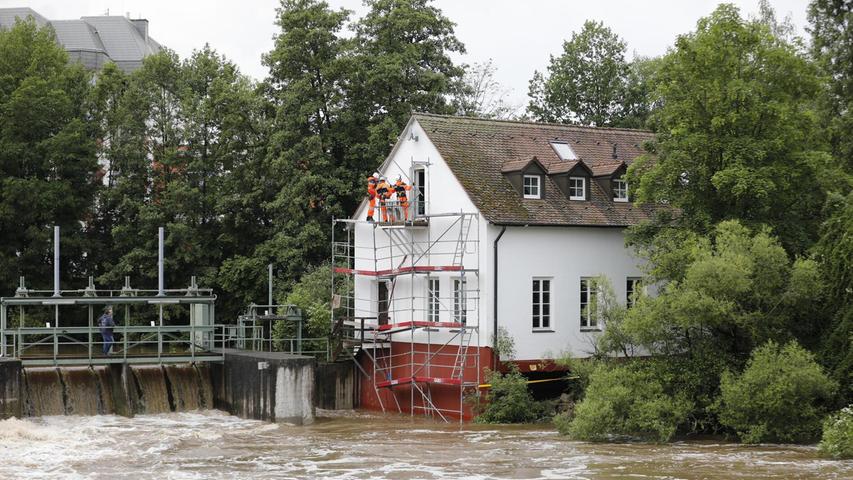 Am Sonntag sorgt das Hochwasser auch in Mittelfranken für Einsätze. In Fürth mussten Feuerwehr und THW anrücken und ein Gerüst sichern, das bereits vom Hochwasser beschädigt wurde. Das Gerüst war an einem Gebäude direkt am Fluss aufgebaut worden.