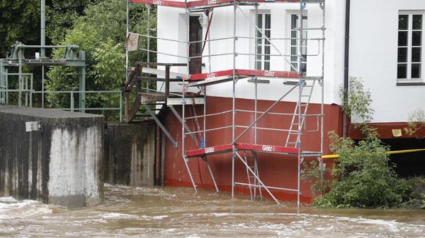 Durch den steigenden Pegel wurden Teile der Hiflsvorrrichtung weggerissen und das Gerüst an dem Haus in Fürth drohte ganz einzustürzen. Helfer von THW und Feuerwehr sicherten es bestmöglich gegen die Fluten ab.