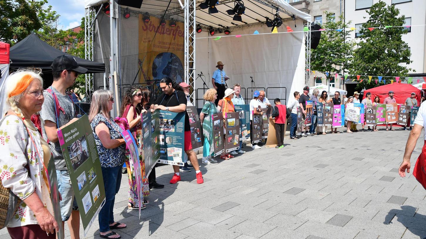 2023 fand das Straßenfest mit einem bunten Programm statt. Damals war auch OB Marcus König noch mit von der Partie. 2023 fand das Straßenfest mit einem bunten Programm statt. Damals war auch OB Marcus König noch mit von der Partie.