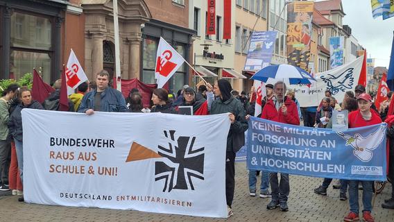 „Söder in den Schützengraben“: Laute Rufe bei Demo in Erlangen gegen Bundeswehrgesetz