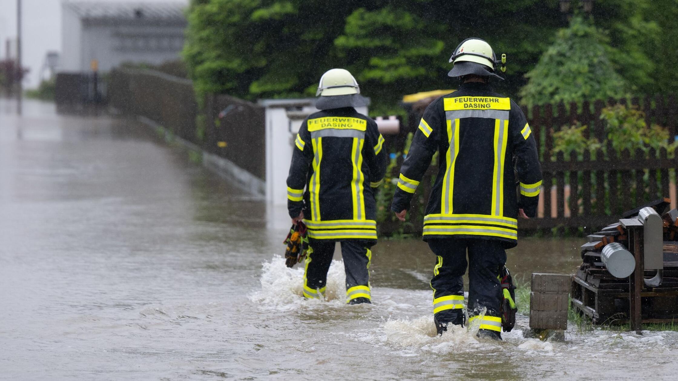 Hochwasser Fordert Erstes Todesopfer: Feuerwehrmann Stirbt Bei ...