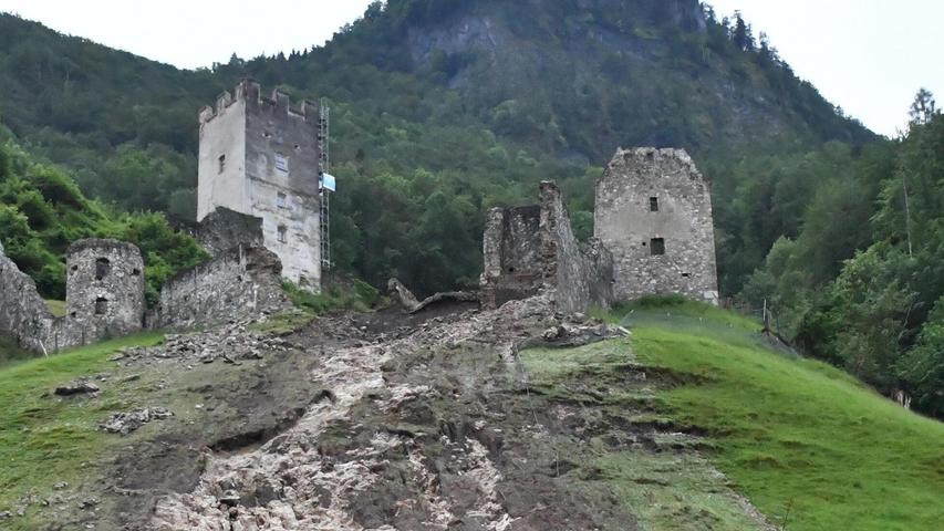 Flintsbach am Inn: Teile der Burgruine Falkenstein im oberbayerischen Flintsbach sind nach heftigen Regenfällen abgerutscht.