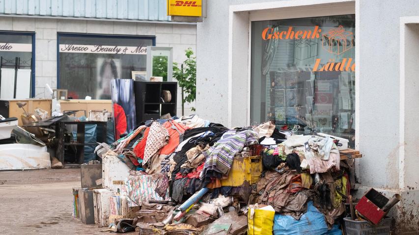 Baden-Württemberg, Rudersberg: Vom Hochwasser zerstörter Hausrat liegt vor einem Einzelhandelsgeschäft in der Ortsmitte.