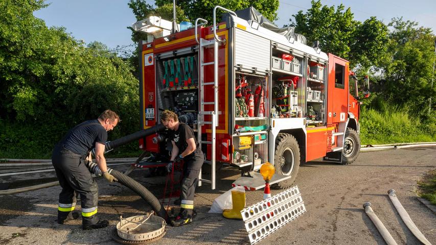 Auch Hunderte Helfer aus Franken und der Oberpflanz helfen im Krisengebiet. In Gundremmingen räumen Feuerwehrleute aus Nürnberg ihr Gerät zusammen