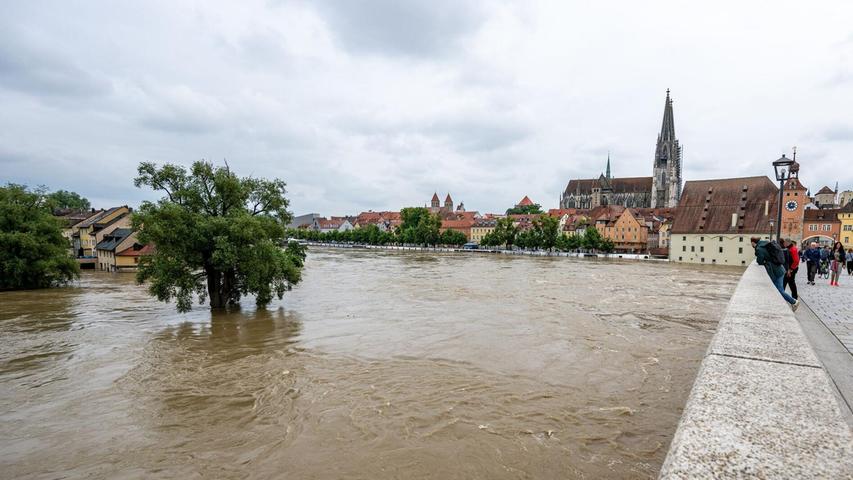 Die Donau führt am Dienstag in Regensburg an der Steinernen Brücke Hochwasser.