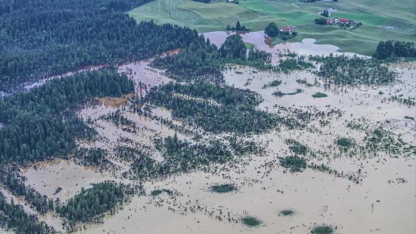 Im Bereich Taufach und Fetzachmoos sind Teile der Landschaft überschwemmt.
