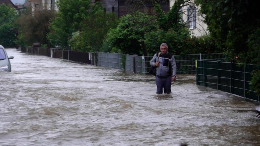 Dauerregen sorgte in Bayern an mehreren Pegeln für Hochwasser der höchsten Meldestufe 4. In Dinkelscherben im Landkreis Augsburg stand ein Großteil des Ortes unter Wasser. Straßen und Keller waren geflutet, die Feuerwehr war im Dauereinsatz.