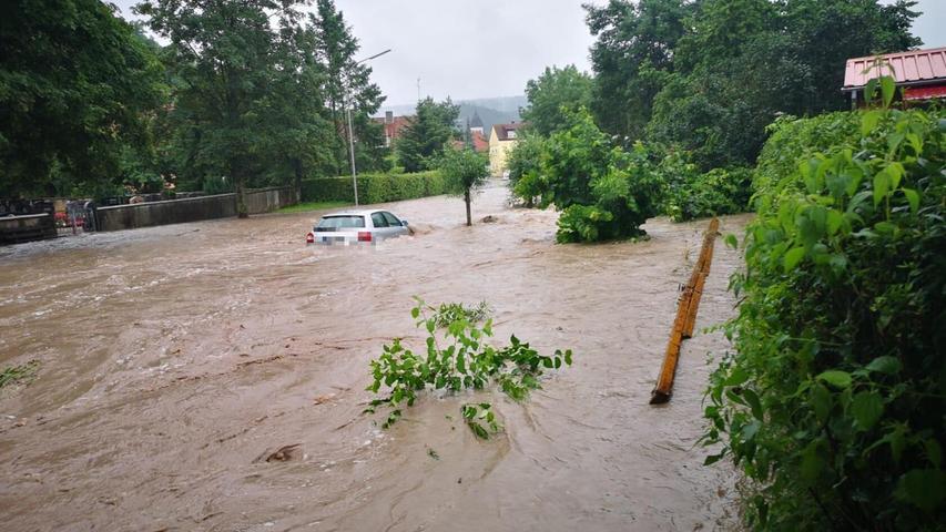 Die Erinnerung steckt vielen Betroffenen noch in den Knochen: Im Sommer 2021 überfluteten Wassermassen ganze Landstriche in Franken, dieses Foto zeigt die Situation in Knetzgau in Unterfranken am Samstag.