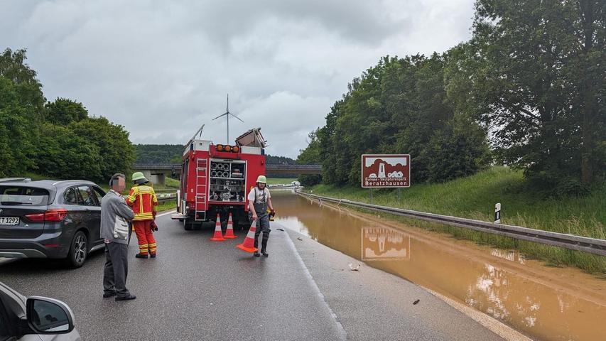 Die A3 ist zwischen den Anschlussstellen Beratzhausen und dem Rastplatz Höll wurde am Samstag in beiden Richtungen für den Verkehr gesperrt. Die starken Regenfälle hatten die Fahrbahn überschwemmt.