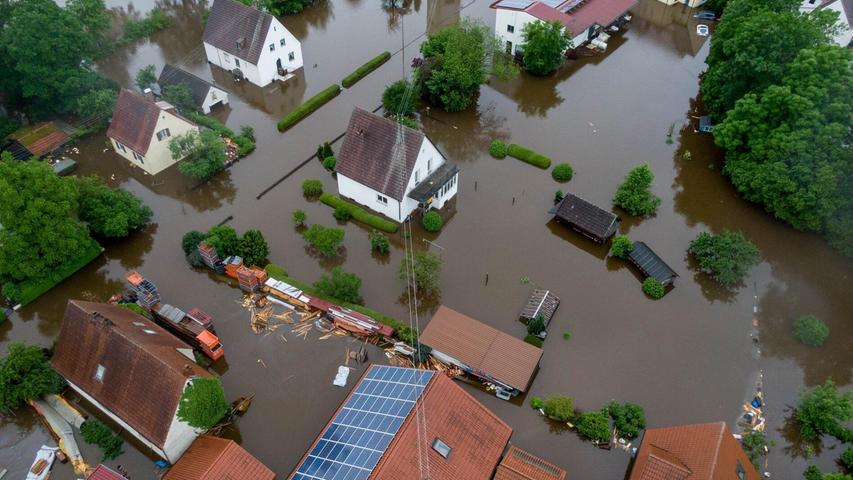 Zahlreiche Ortschaften sind völlig überschwemmt. In zehn Landkreisen in Bayern wurde am Samstag der Katastrophenfall ausgerufen.