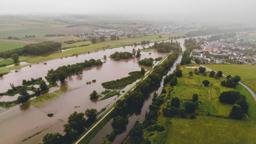 Bei Neustadt an der Donau im Landkreis Kelheim ist der Fluss über die Ufer getreten. Das Hochwasser hat hier bereits Wege und Straßen überflutet. Drohnenaufnahmen zeigen das ganze Ausmaß der Katastrophe.