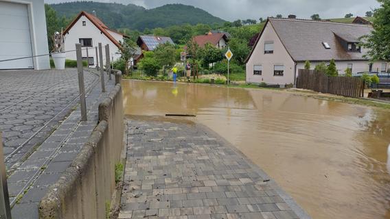 Hochwasser setzt die Ortsdurchfahrt von Weilersbach unter Wasser - Scheunen und Garagen vollgelaufen