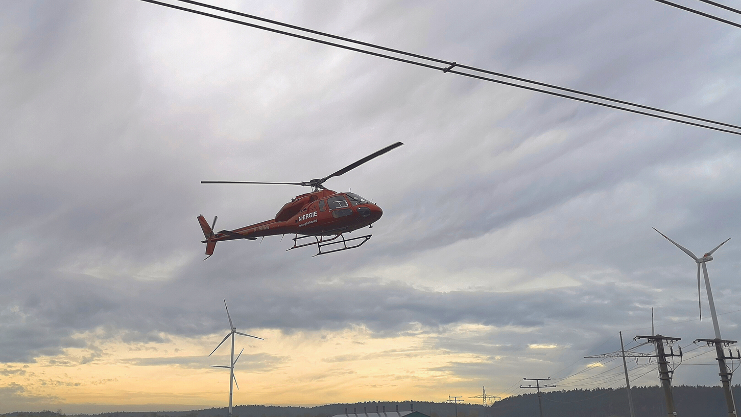 Teilweise fliegt der Helikopter sehr dicht an die Masten und Leitungen heran – bis auf etwa 15 Meter kommt er ihnen nahe Teilweise fliegt der Helikopter sehr dicht an die Masten und Leitungen heran – bis auf etwa 15 Meter kommt er ihnen nahe