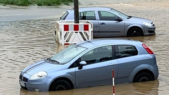 Auf Parkplatz vergessen: In Burgthann erwischt das Hochwasser der Schwarzach zwei Autos