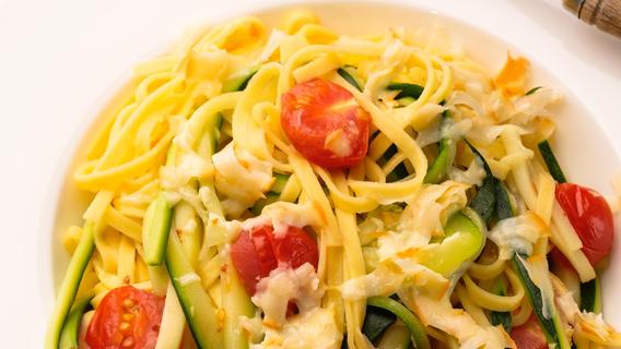 Schmeckt herrlich mediterran: Flott gemachte Zucchini-Tomaten-Pasta