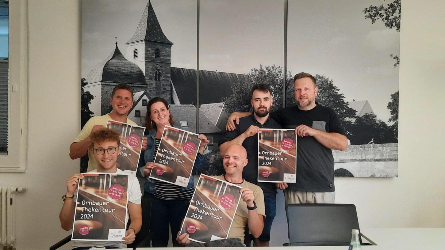 Präsentierten die Plakate für die neue Thekentourer (v.l.): Stadtrat Stefan Sellinger, Bürgermeister Marco Meier, 2. Bürgermeisterin Diana Fichtner, Stadtrat Manuel Göttler, Stadtrat Martin Butz und Stadtrat Mario Lindemann. Präsentierten die Plakate für die neue Thekentourer (v.l.): Stadtrat Stefan Sellinger, Bürgermeister Marco Meier, 2. Bürgermeisterin Diana Fichtner, Stadtrat Manuel Göttler, Stadtrat Martin Butz und Stadtrat Mario Lindemann.