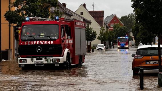 Hochwasser: Fürther BRK-Kräfte helfen im Katastrophengebiet - Notunterkunft wird aufgebaut