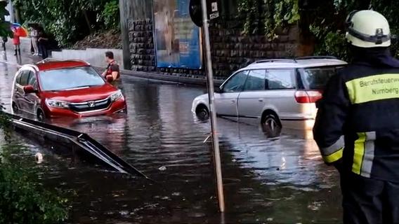 Unwetter zieht mit Starkregen und Blitzen durch die Region - Wieder stehen Autos unter Wasser