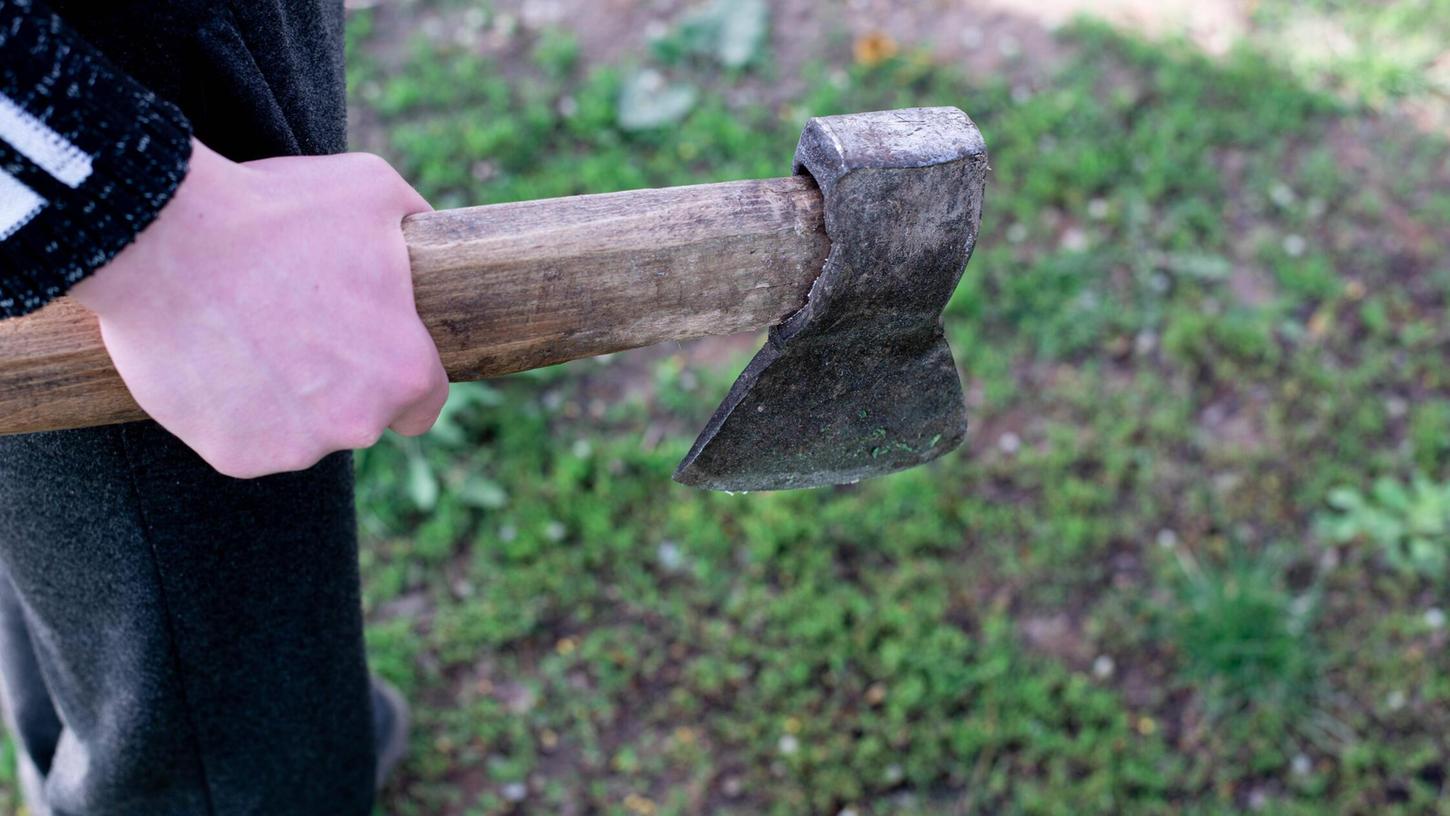 Ein 37-Jähriger schlug auf einer Geburtstagsfeier mit einer Axt auf einen 28-Jährigen ein. (Symbolbild) Ein 37-Jähriger schlug auf einer Geburtstagsfeier mit einer Axt auf einen 28-Jährigen ein. (Symbolbild)