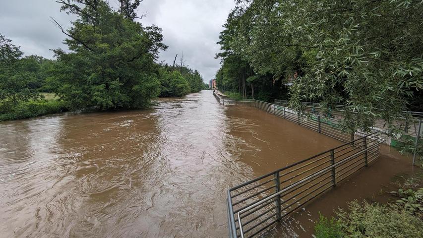 Auch die Uferpromenade der Rednitz wurde zum Teil überflutet, Spaziergänger mussten ihre gewohnte Route ändern.
