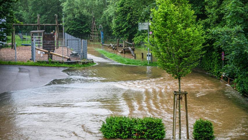 Teile von Leinzell sind überflutet, nachdem der Fluss Lein über die Ufer getreten ist.
